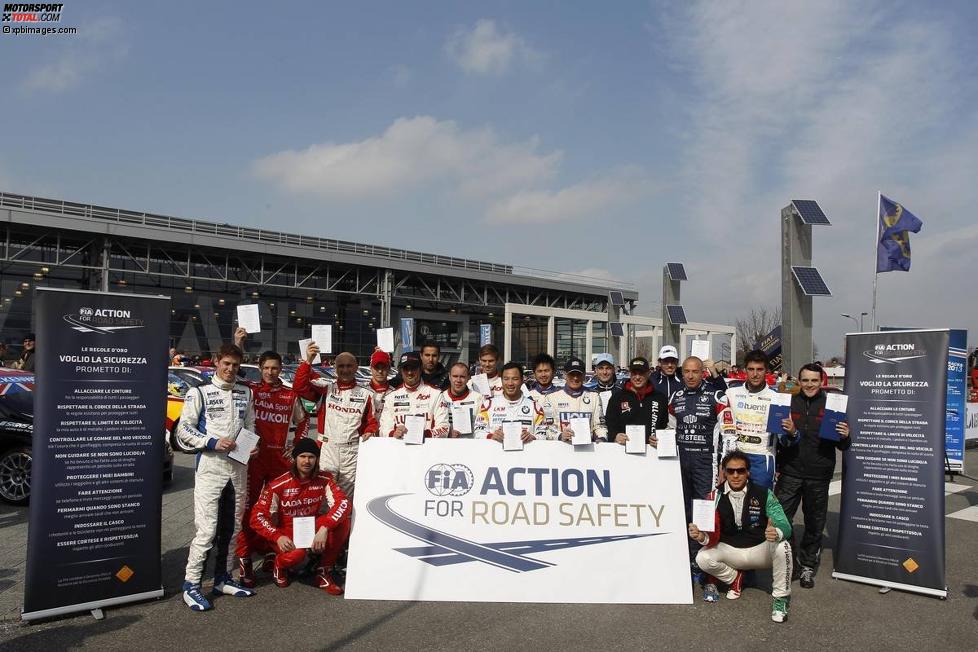 Die WTCC-Piloten posieren für die FIA-Kampagne