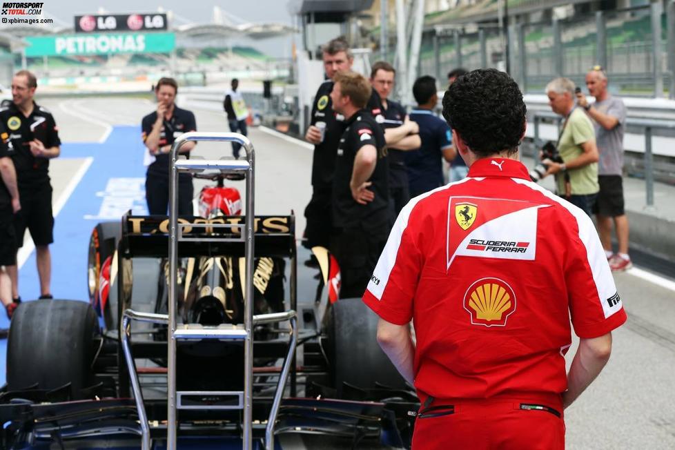Ferrari-Mechaniker schaut sich den Lotus E21 an