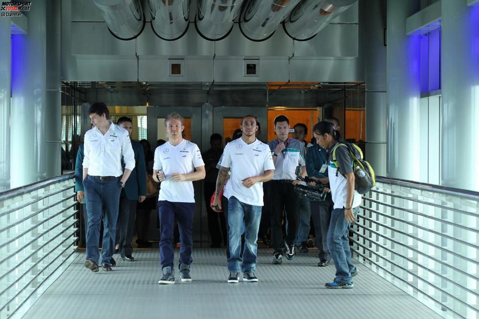 Toto Wolff, Nico Rosberg und Lewis Hamilton (Mercedes) in den Petronas-Twin-Towers