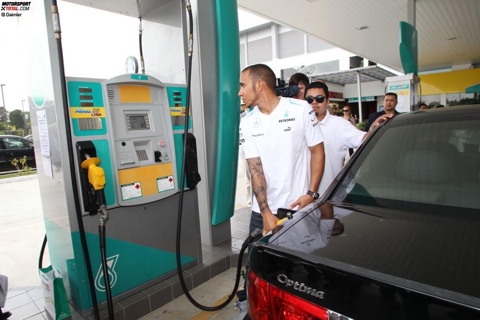 Lewis Hamilton (Mercedes) an der Petronas-Tankstelle