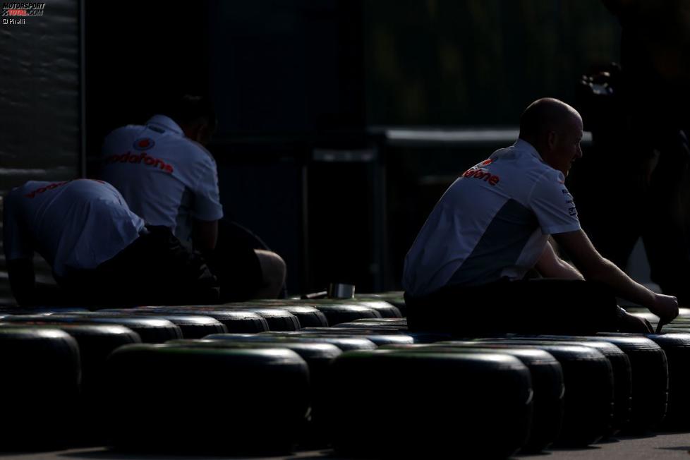 McLaren-Mechaniker mit Pirelli-Reifen
