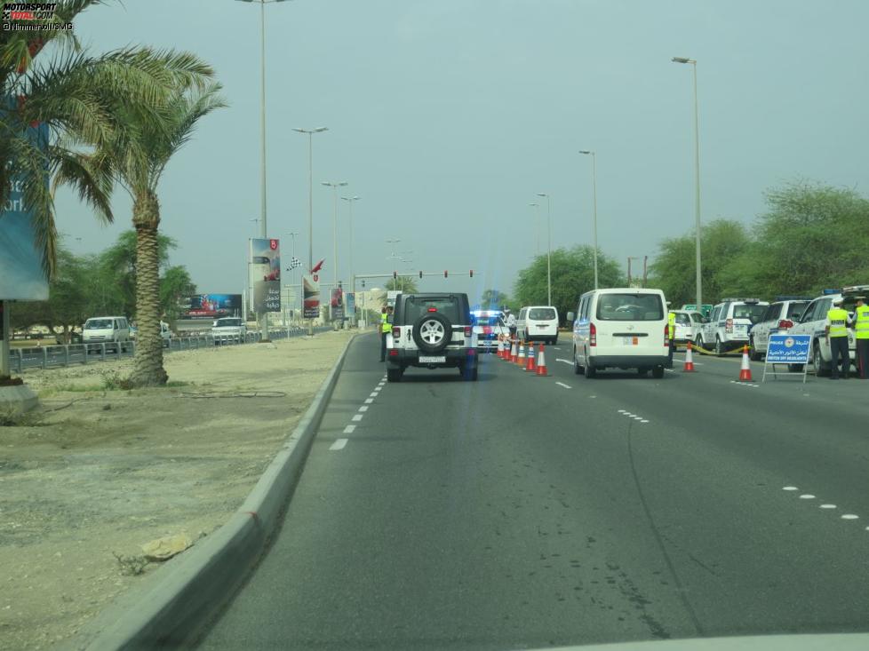 Bei solchen Sicherheits-Checkpoints werden alle Autos, die an die Rennstrecke wollen, kontrolliert