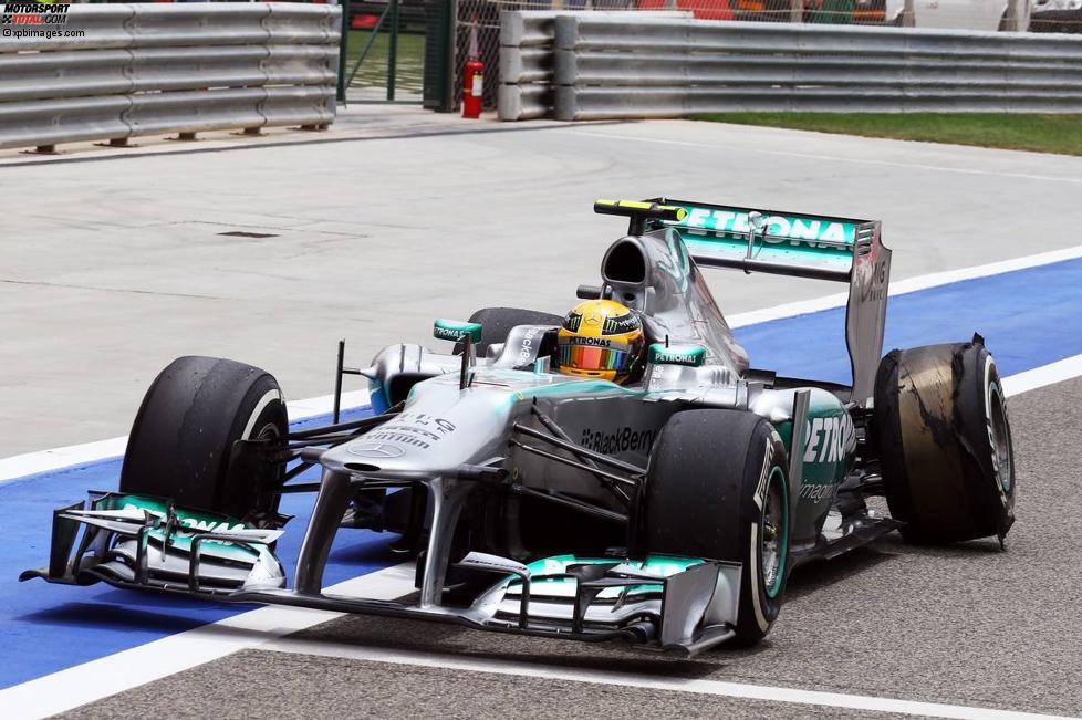 Lewis Hamilton (Mercedes) mit Aufhängungsscahden in der Box