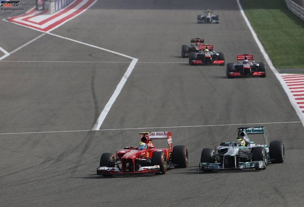Felipe Massa (Ferrari) und Nico Rosberg (Mercedes) im Zweikampf