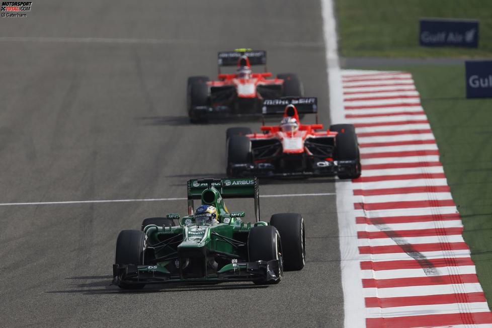 Charles Pic (Caterham) vor den beiden Marussias