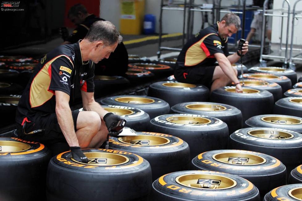 Lotus-Mechaniker überprüfen die Reifen