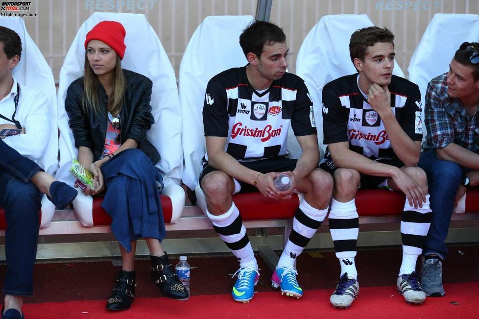 Fernando Alonsos Freundin Dascha Kapustina beobachtet das Spiel von der Ersatzbank aus