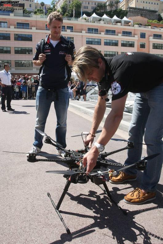 Sebastian Vettel (Red Bull) bewundert einen ferngesteuerten Kamera-Helikopter