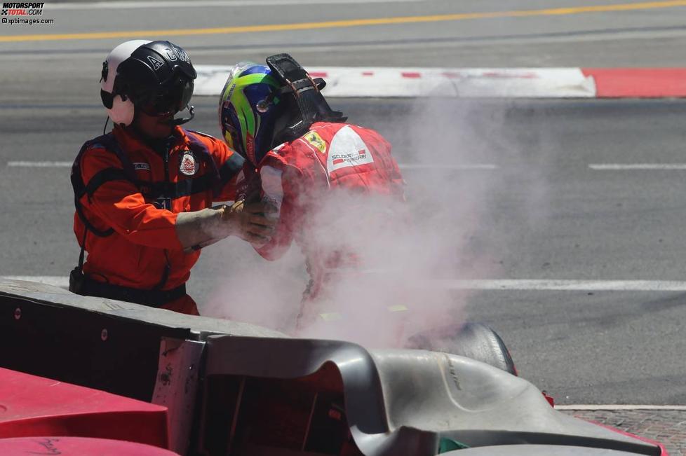 Felipe Massa (Ferrari) stiegt nach seinem Unfall aus dem Ferrari.
