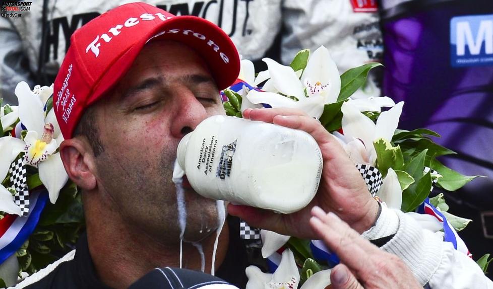 Tony Kanaan genießt die obligatorische Siegermilch