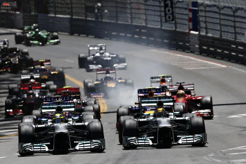 Nico Rosberg und Lewis Hamilton (Mercedes) schirmen ab Start die Gegner geschickt ab