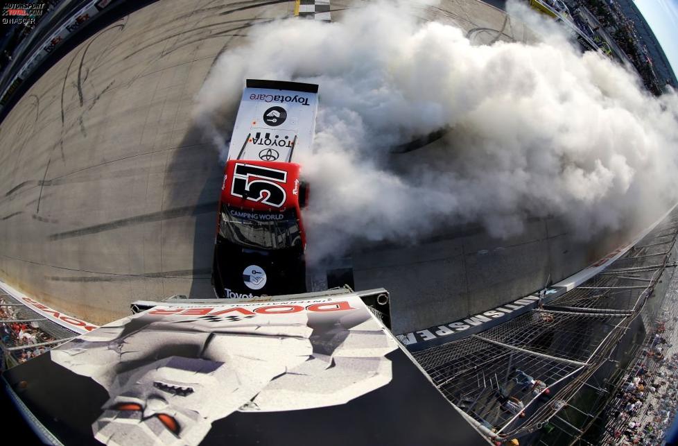 Kyle Busch feiert seinen Sieg im Truck-Rennen 