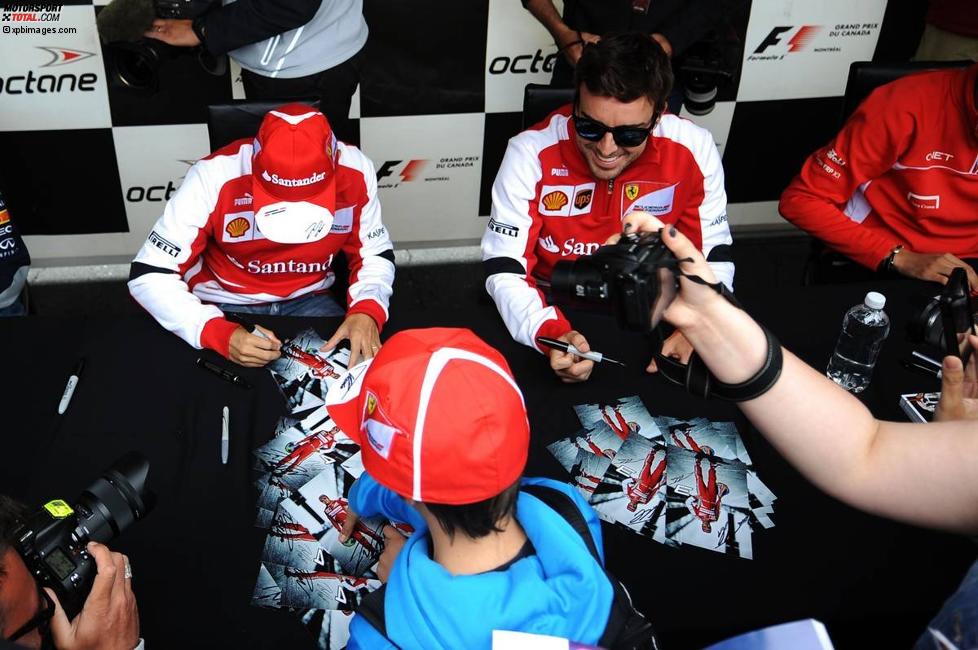 Felipe Massa und Fernando Alonso (beide Ferrari) bei der Autogrammstunde