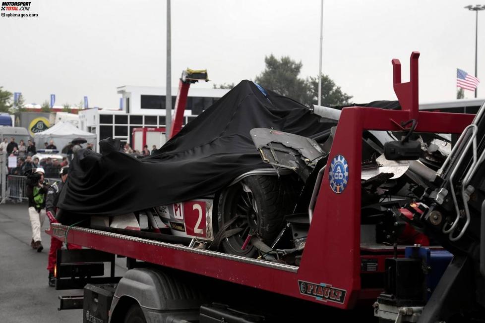 Der Audi R18 von Loic Duval nach dem Crash in Tertre Rouge