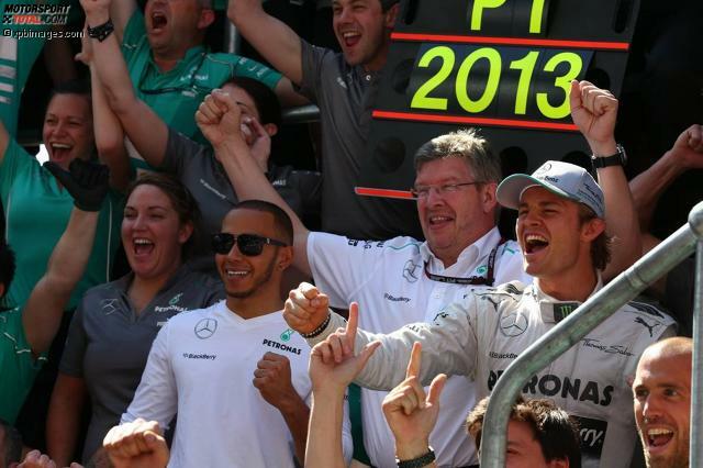 Jubel in Silber: Nico Rosberg und Lewis Hamilton danken ihrem Ende 2013 scheidenden Teamchef Ross Brawn und adeln ihn als &quot;großartigen Chef&quot;