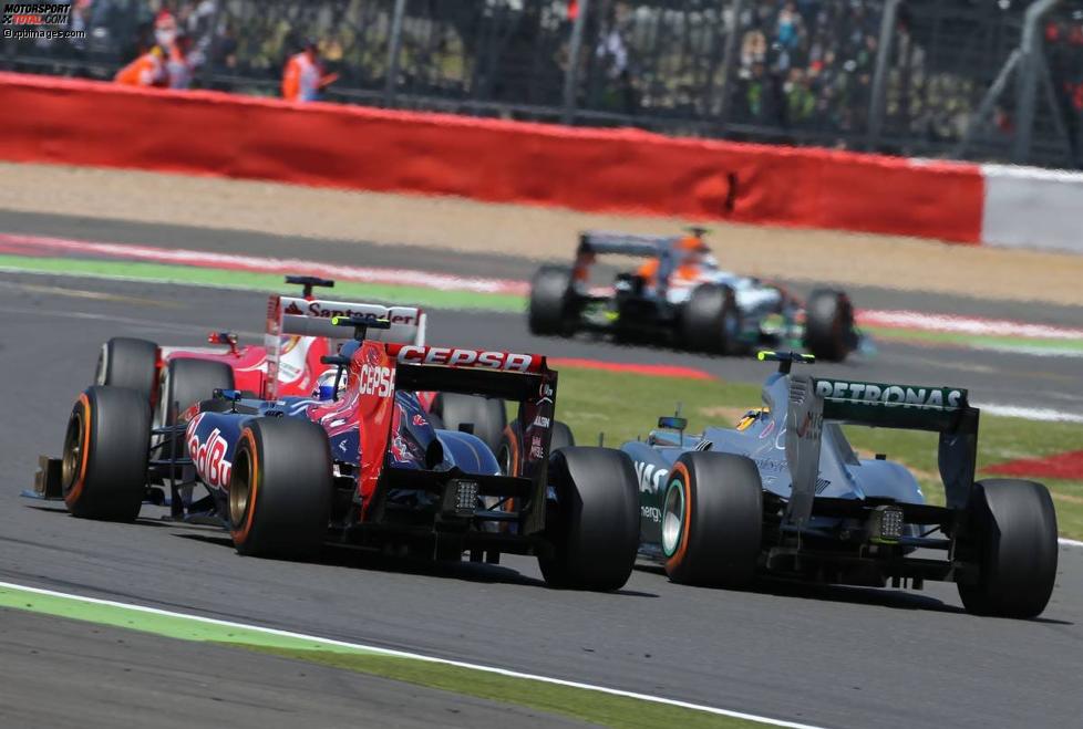 Daniel Ricciardo (Toro Rosso) und Lewis Hamilton (Mercedes) 