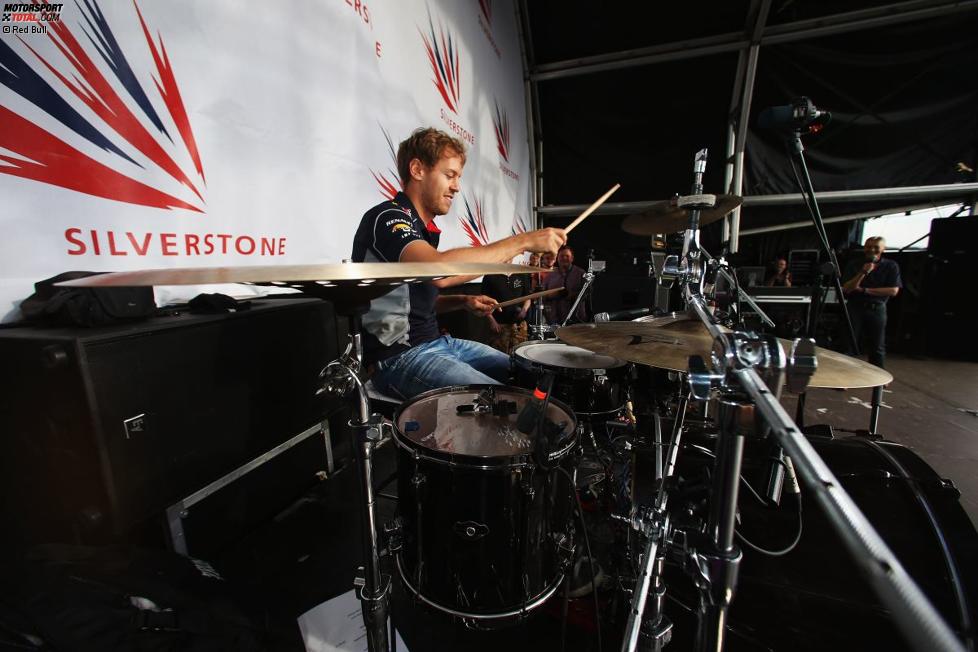 Sebastian Vettel (Red Bull) an den Drums