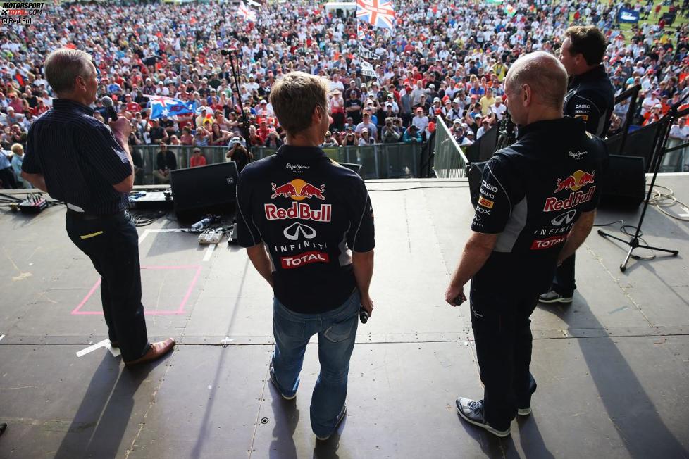 Sebastian Vettel (Red Bull), Adrian Newey und Christian Horner 
