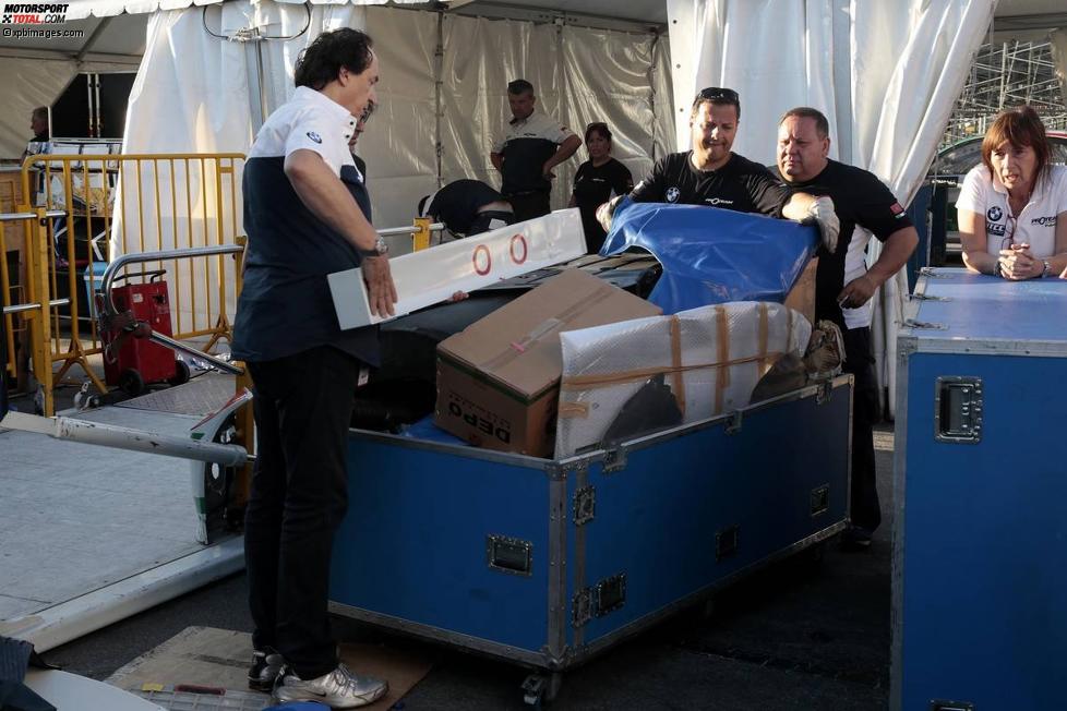 Packarbeiten im Fahrerlager