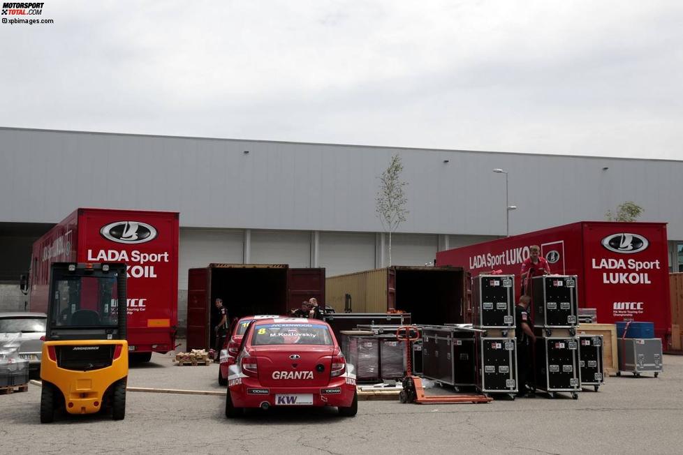 Verladearbeiten auf dem DHL-Gelände beim Flughafen Porto