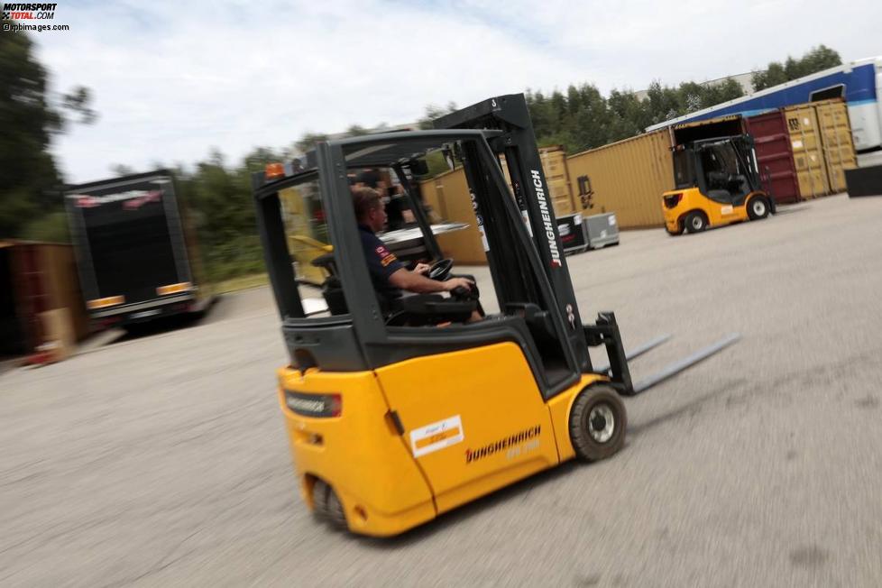 Verladearbeiten auf dem DHL-Gelände beim Flughafen Porto