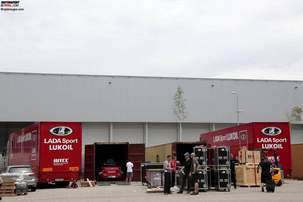 Verladearbeiten auf dem DHL-Gelände beim Flughafen Porto