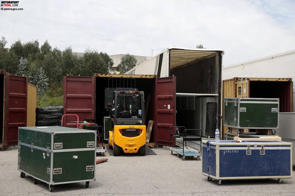 Verladearbeiten auf dem DHL-Gelände beim Flughafen Porto