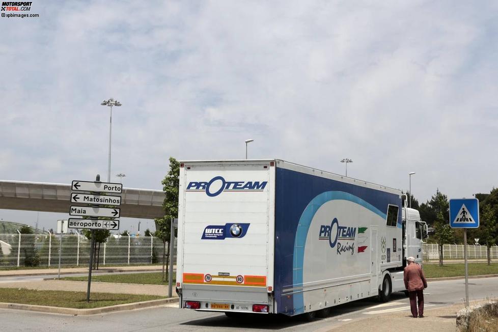 Verladearbeiten auf dem DHL-Gelände beim Flughafen Porto