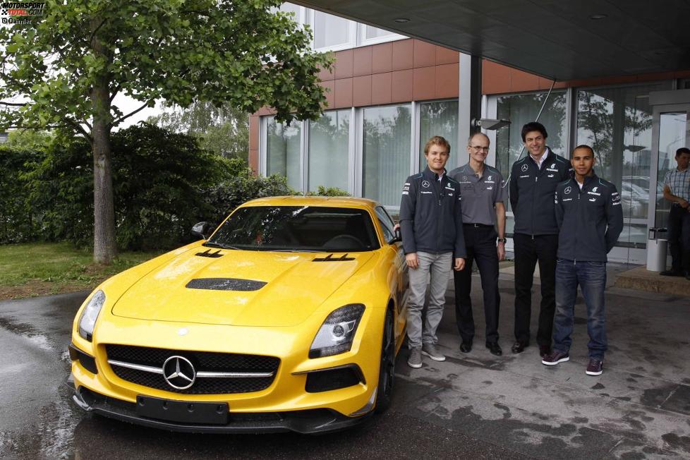 Nico Rosberg, Toto Wolff und Lewis Hamilton (Mercedes) mit einem Mercedes SLS AMG Coupe Electric Drive