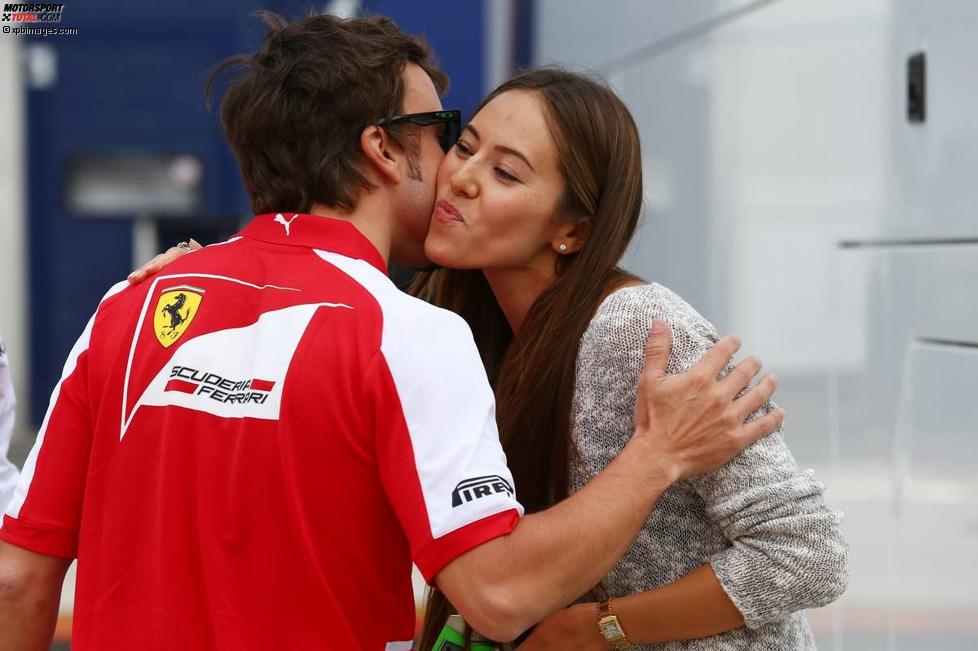 Fernando Alonso (Ferrari) begrüßt Jessica Michibata, Freundin von Jenson Button (McLaren) 