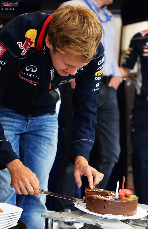 Sebastian Vettel (Red Bull) schneidet seine Geburtstagstorte an