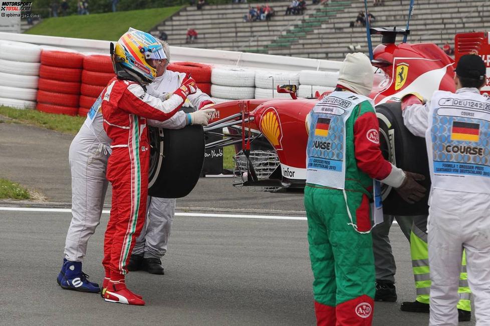 Fernando Alonso (Ferrari) beobachtet die Bergung seines Autos