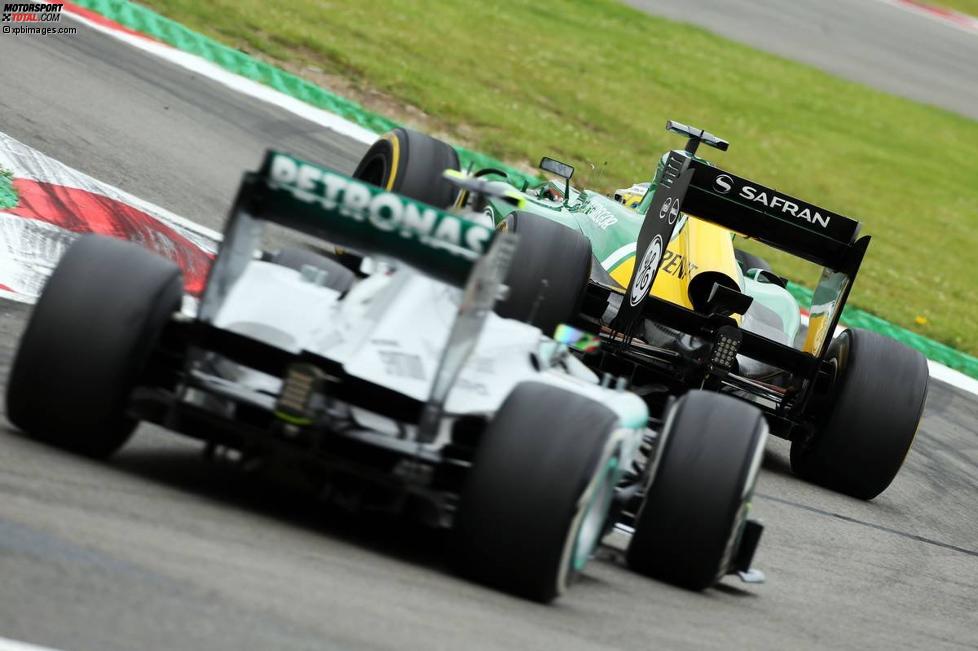 Charles Pic (Caterham) und Lewis Hamilton (Mercedes) 
