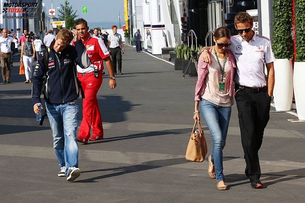Sebastian Vettel (Red Bull) und Jenson Button (McLaren)  mit Freundin Jessica Michibata