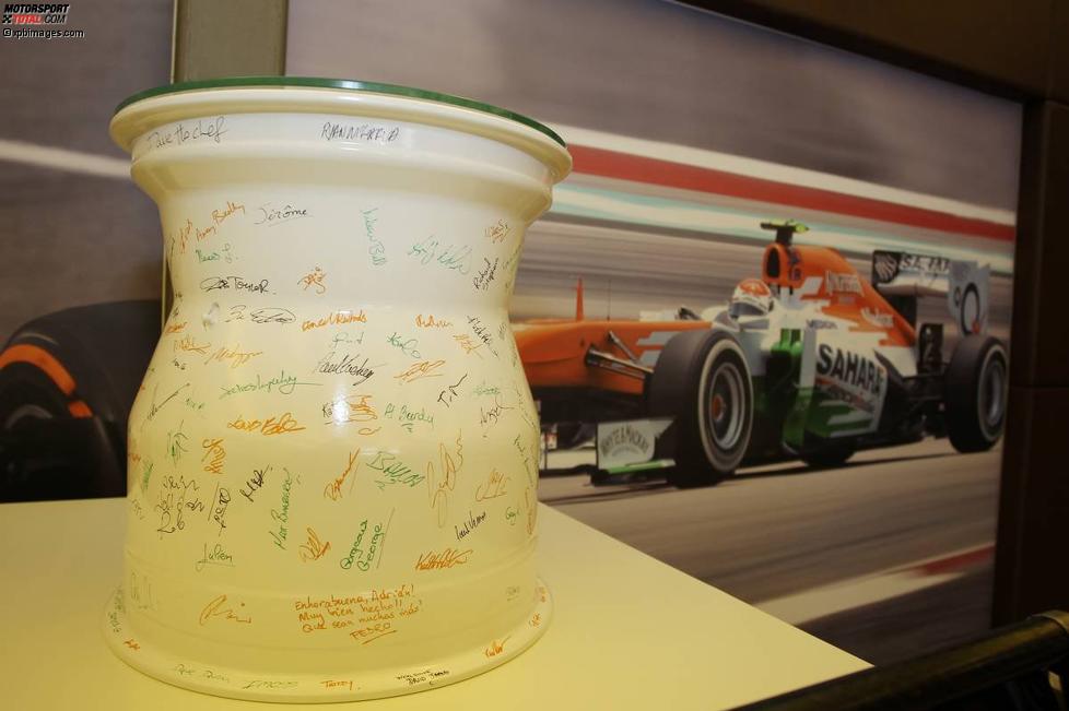 Eine Felge als Glückwunschkarte: Adrian Sutil (Force India) fährt einen 100. Grand Prix