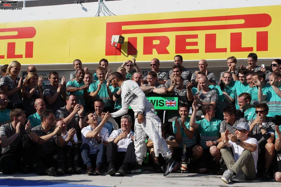 Lewis Hamilton (Mercedes) feiert mit dem Team