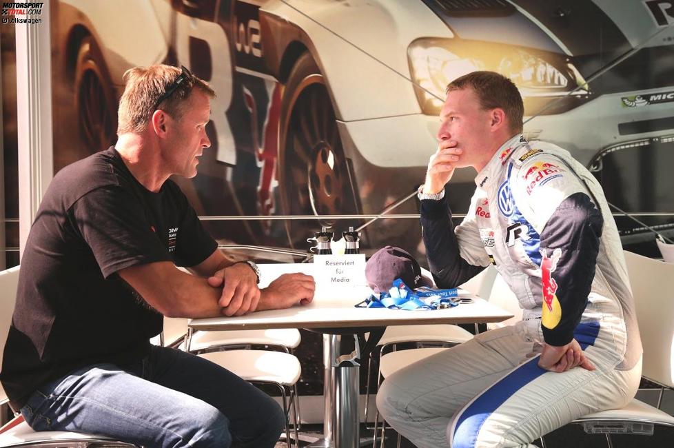 Jari-Matti Latvala (rechts) im Gespräch mit der Rallye-Legende Tommi Mäkkinen