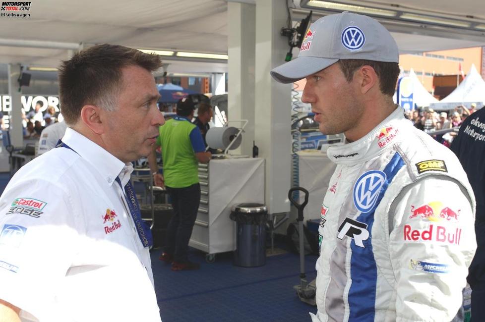 Sebastien Ogier im Gespräch mit Volkswagen-Motorsportchef Jost Capito
