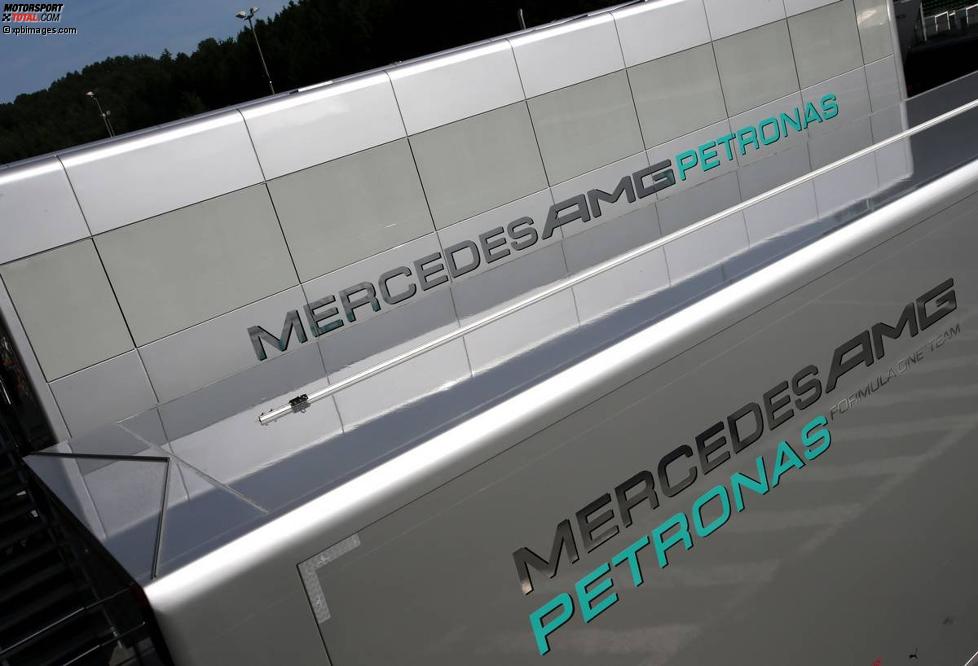 Mercedes-Trucks im Fahrerlager