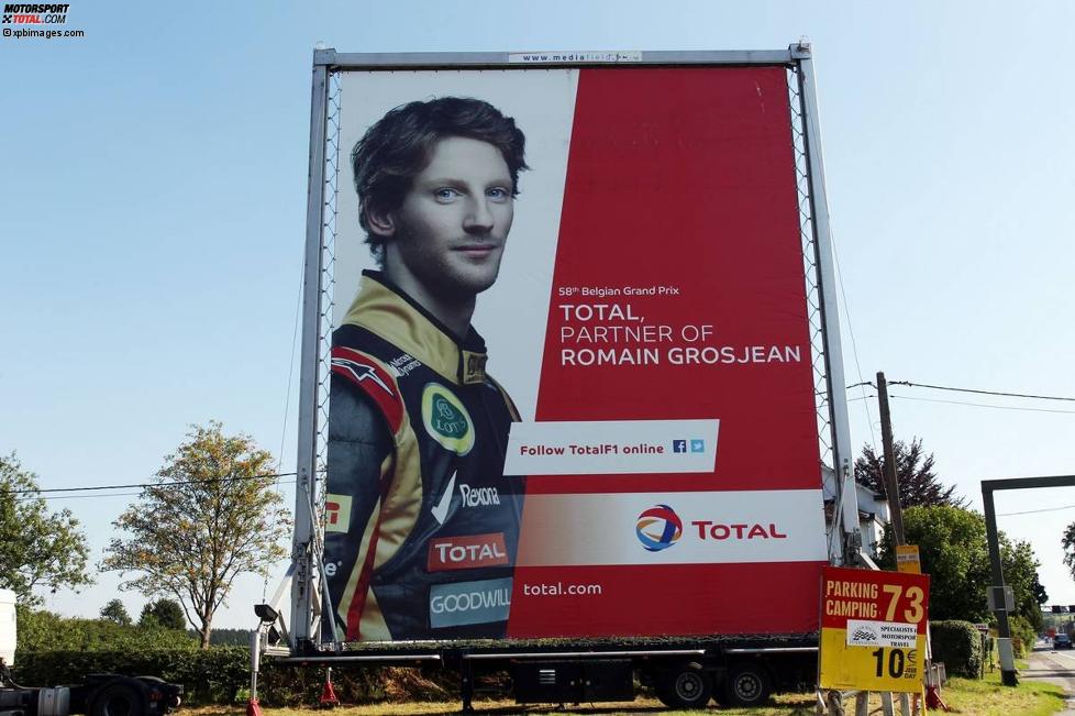 Romain Grosjean (Lotus) auf einem Werbeplakat in Spa-Francorchamps