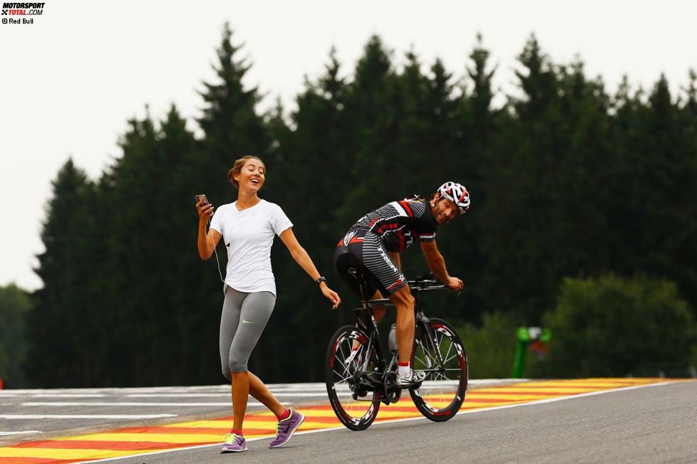 Mark Webber (Red Bull) und Jenson Buttons Freundin Jessica Michibata