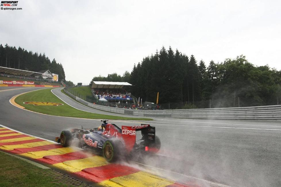 Jean-Eric Vergne (Toro Rosso) im Regen am Fuß der Eau-Rouge