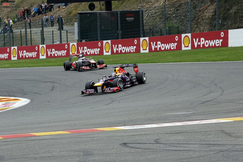 Sebastian Vettel (Red Bull) vor Jenson Button (McLaren) 