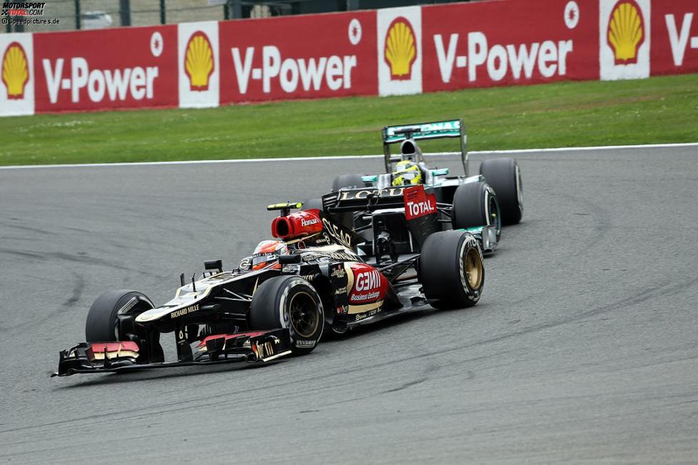Romain Grosjean (Lotus) vor Nico Rosberg (Mercedes) 