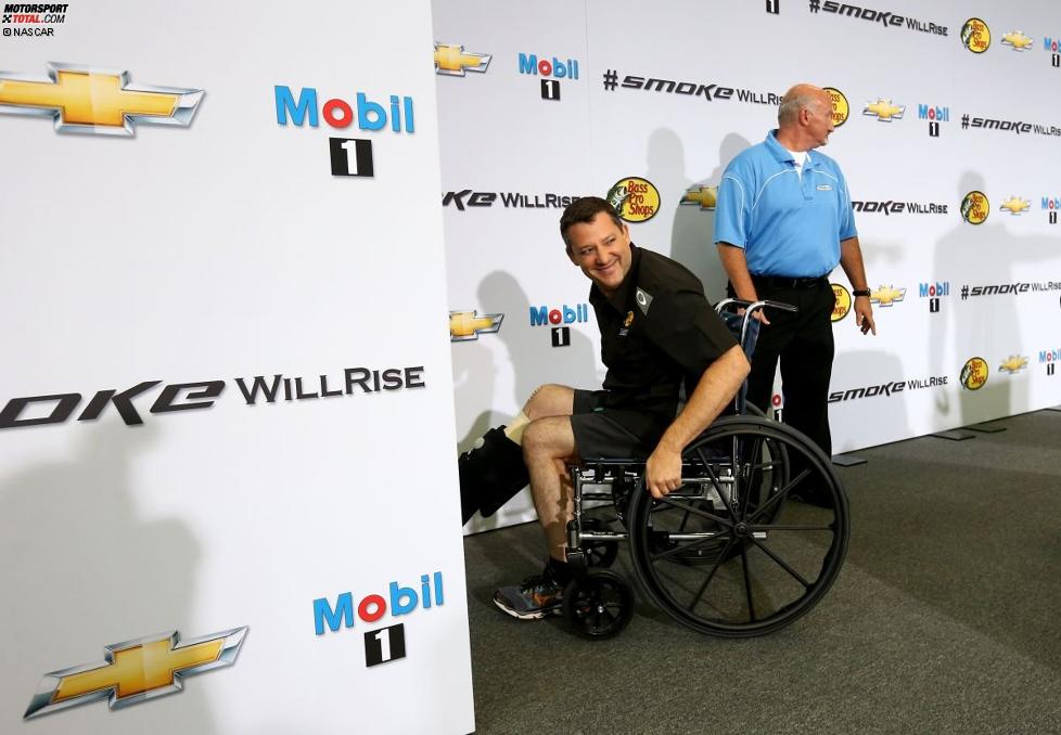 Tony Stewart wie er leibt und lebt: Auch im (vorübergehenden) Rollstuhl zu Scherzen aufgelegt