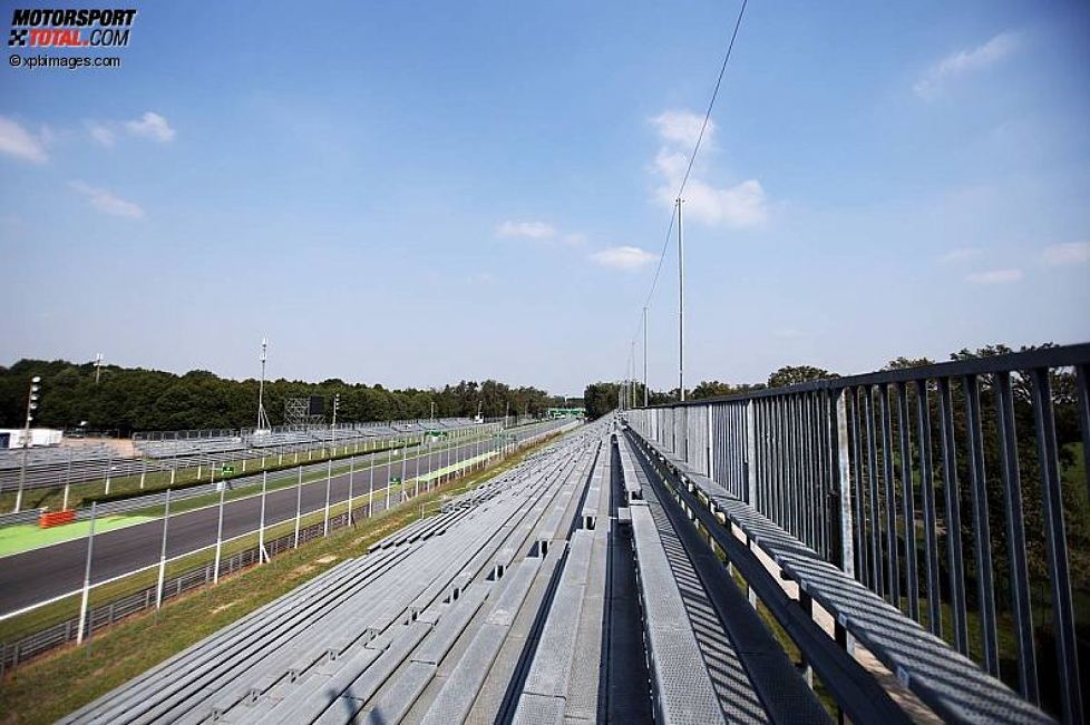 Die Tribünen auf der Gegengeraden in Monza