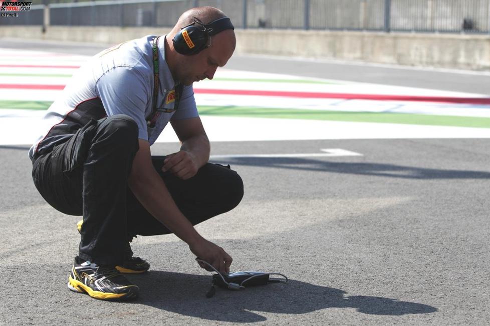 Ein Pirelli-Techniker misst die Streckentemperatur