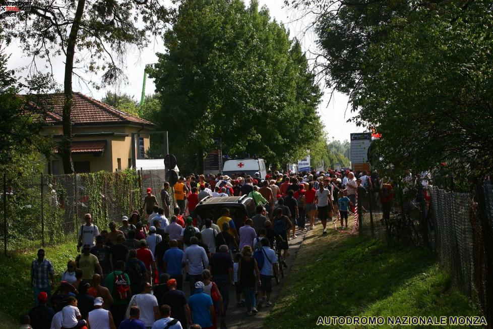 Fans auf dem Weg an die Strecke im Autodromo Nazionale di Monza
