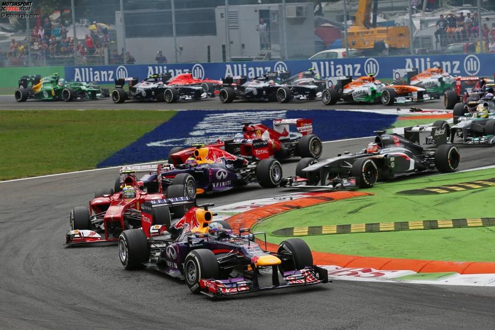 Sebastian Vettel (Red Bull) bleibt schon am Start in Führung