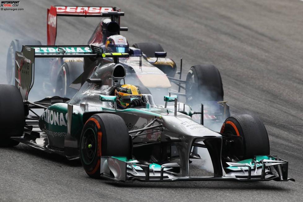 Lewis Hamilton (Mercedes) und Jean-Eric Vergne (Toro Rosso) im Zweikampf